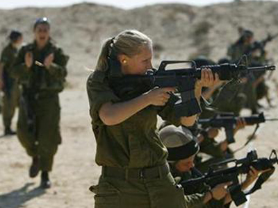 Γέννησε με… πλήρη φόρτο μάχης