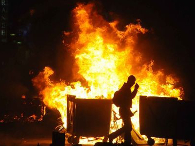 Σύλληψη νεαρών για εμπρησμούς στην Κόρινθο