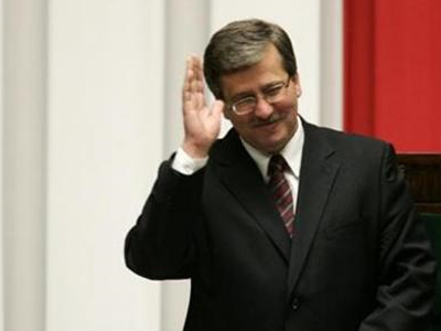 Άνετη νίκη Κομορόφσκι στις εκλογές της Πολωνίας