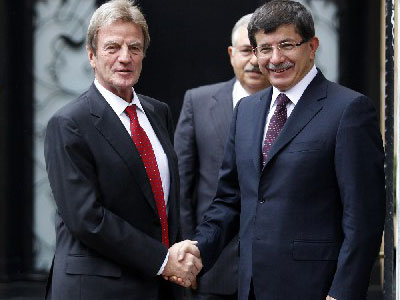 Διάσκεψη για το Κυπριακό ζητεί ο Davutoglu