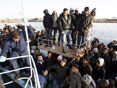 Κατακλύζουν τη νήσο Lampedusa μετανάστες από την Τυνησία