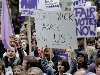 Πιέζουν τον Clegg να μην κάνει πίσω στις απαιτήσεις των Συντηρητικών