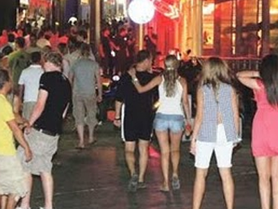 Κυκλοφορούσαν γυμνοί σε κεντρικό δρόμο των Μαλίων