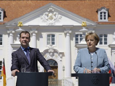 Μνημόνιο συνεργασίας υπέγραψαν Merkel και Medvedev