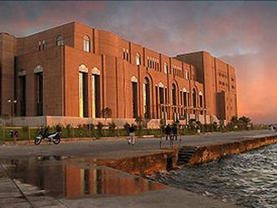 «Βούτηξε» με το ΙΧ του στο Θερμαϊκό