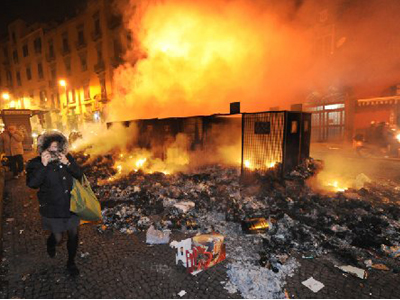 Τραγωδία με έναν νεκρό και εκατοντάδες τραυματίες στη Νάπολη