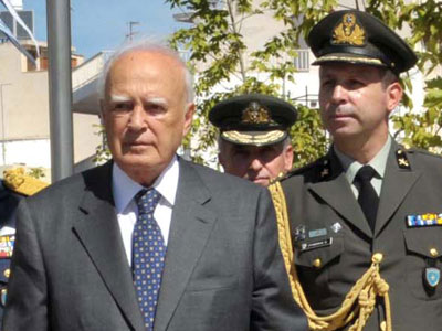 Ο Κάρολος Παπούλιας στα αποκαλυπτήρια ανδριάντα στη Χαλκίδα