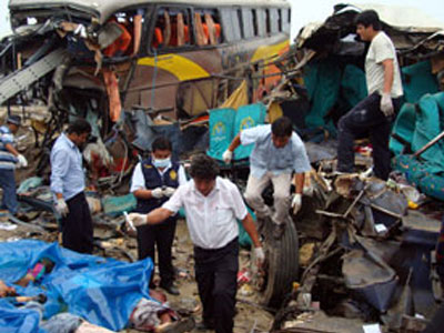 Αιματηρή σύγκρουση λεωφορείων στο Περού