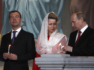 Μηνύματα ειρήνης από Medvedev-Putin για το Πάσχα