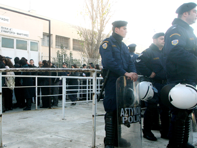 Απόντων των κατηγορουμένων και των συνηγόρων τους η δίκη στον Κορυδαλλό