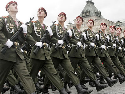 Τα ΝΑΤΟϊκά στρατεύματα στην Κόκκινη Πλατεία…