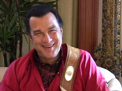 «Ροζ» πονοκέφαλος για τον Steven Seagal