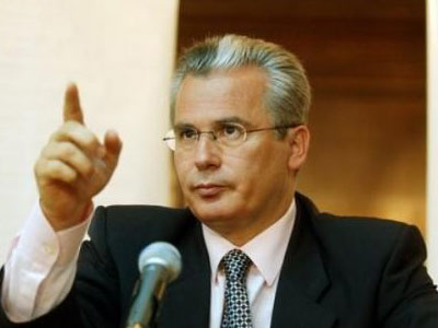 Ένας δικαστής βγάζει στους δρόμους τους Ισπανούς