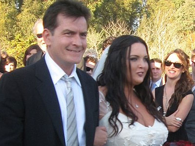 Οδήγησε την κόρη του νυφούλα στην εκκλησία