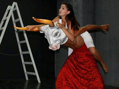 «Ε, στάσου ταύρε!.. Πού με πας;»