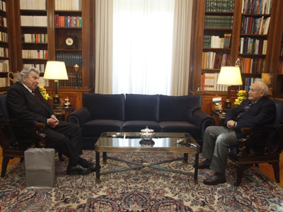 Θερμή υποδοχή Παπούλια στον Μίκη Θεοδωράκη