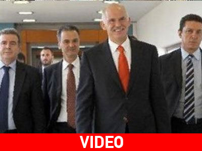 Πέταξαν παπούτσι στον Παπανδρέου Πέταξαν παπούτσι στον Παπανδρέου