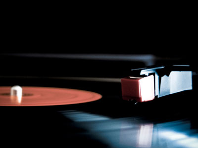 «Θοδωρή φέρε και τους δίσκους σου…»