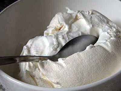 Τους μήνυσε επειδή έβαλαν τη φωτογραφία του σε γιαούρτι…