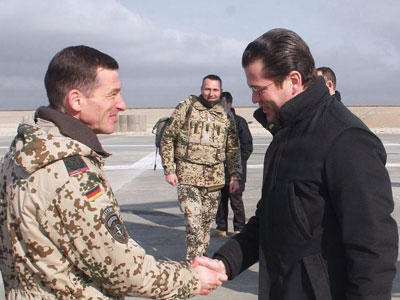 Στο Αφγανιστάν ο Γερμανός υπουργός Άμυνας