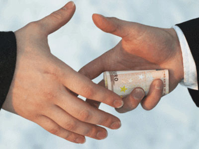 Σάλος από τις αποκαλύψεις περί χρηματισμού μελών της UEFA