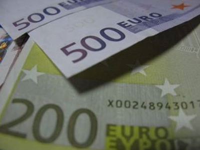 Υποχωρεί το ευρώ