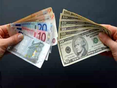 Υποχωρεί το ευρώ