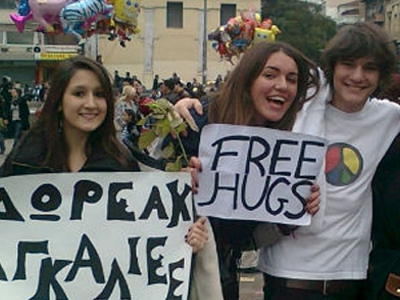 «Δωρεάν αγκαλιές» μοίρασαν οι νέοι στο Κιλκίς