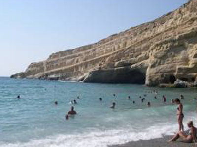 Νεκρή αγελάδα ξεβράστηκε σε παραλία του Ηρακλείου