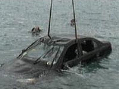 «Βουτιά» ΙΧ στο λιμάνι Χηρόλακα στο Γαλαξίδι