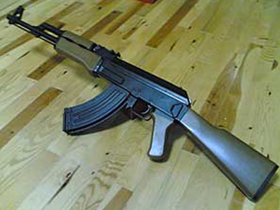 Όπλισε το καλάσνικοφ για ένα κτήμα…