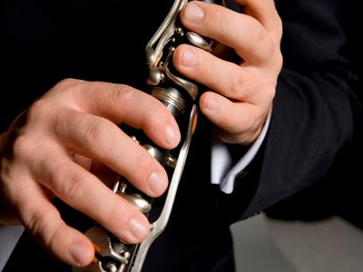 Κόντεψε να ανοίξει κεφάλια με το κλαρίνο του!