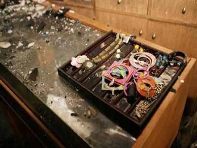 «Σήκωσαν» χρυσαφικά και τιμαλφή και έγιναν καπνός