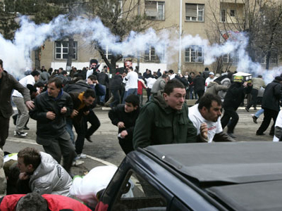 Σφοδρές συγκρούσεις αστυνομικών και διαδηλωτών στο Κόσοβο