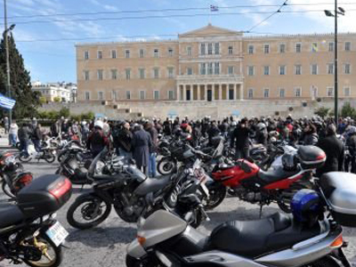 Οι μοτοσικλέτες κατεβαίνουν στο Σύνταγμα