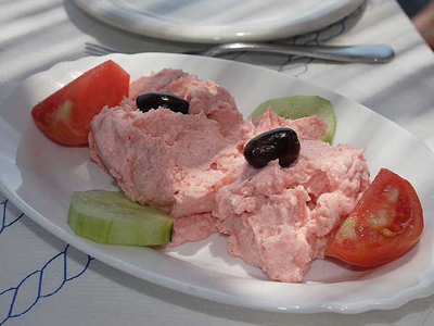 Μεταξύ ταραμοσαλάτας και σκομβρίου…