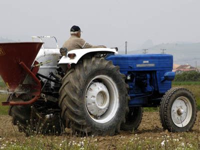Τον καταπλάκωσε αγροτικό μηχάνημα