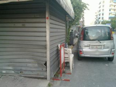 Αυτοκίνητο «καρφώθηκε» σε περίπτερο