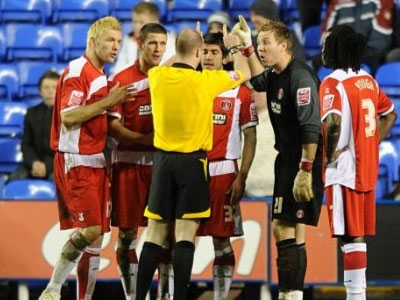 Άφησε τον αγώνα και «σφύριζε» για το… αμάξι του