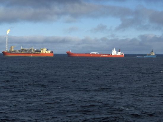 Ελληνική σημαία σε δύο D.P ShuttleTanker