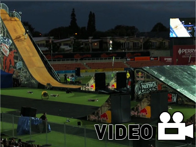 Βackflip με τριπλό tail whip