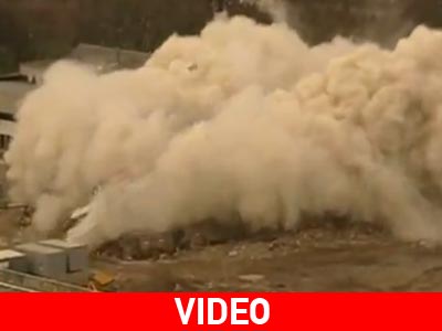 Κτήριο καταρρέει μπροστά στα μάτια εκατοντάδων πολιτών