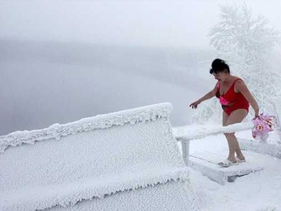 Το χιόνι δεν τους εμπόδισε να κολυμπήσουν