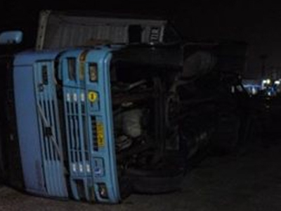 Ανατροπή νταλίκας κοντά στα διόδια Αφιδνών Ανατροπή νταλίκας κοντά στα διόδια Αφιδνών