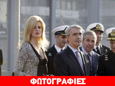 Έκλεψε τις εντυπώσεις η συνοδός του κυβερνητικού εκπροσώπου