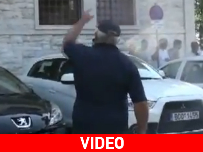 Διαμαρτυρία πολίτη έξω από το Δημαρχείο Βόλου