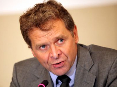 Νέες πιέσεις από την τρόικα: Ζητεί 15.000 απολύσεις αντί για εφεδρεία Νέες πιέσεις από την τρόικα: Ζητεί 15.000 απολύσεις αντί για εφεδρεία