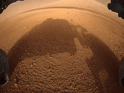 Το Curiosity άπλωσε το «χέρι» του στον Άρη Το Curiosity άπλωσε το «χέρι» του στον Άρη