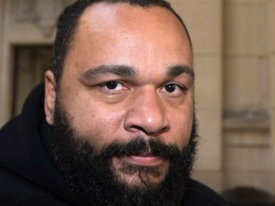 Γάλλος κωμικός ειρωνεύεται τον αποκεφαλισμό του Τζέιμς Φόλεϊ