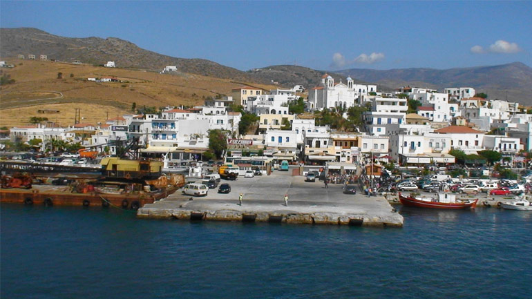 Σώα η 65χρονη που έπεσε με το αυτοκίνητό της στο λιμάνι της Άνδρου